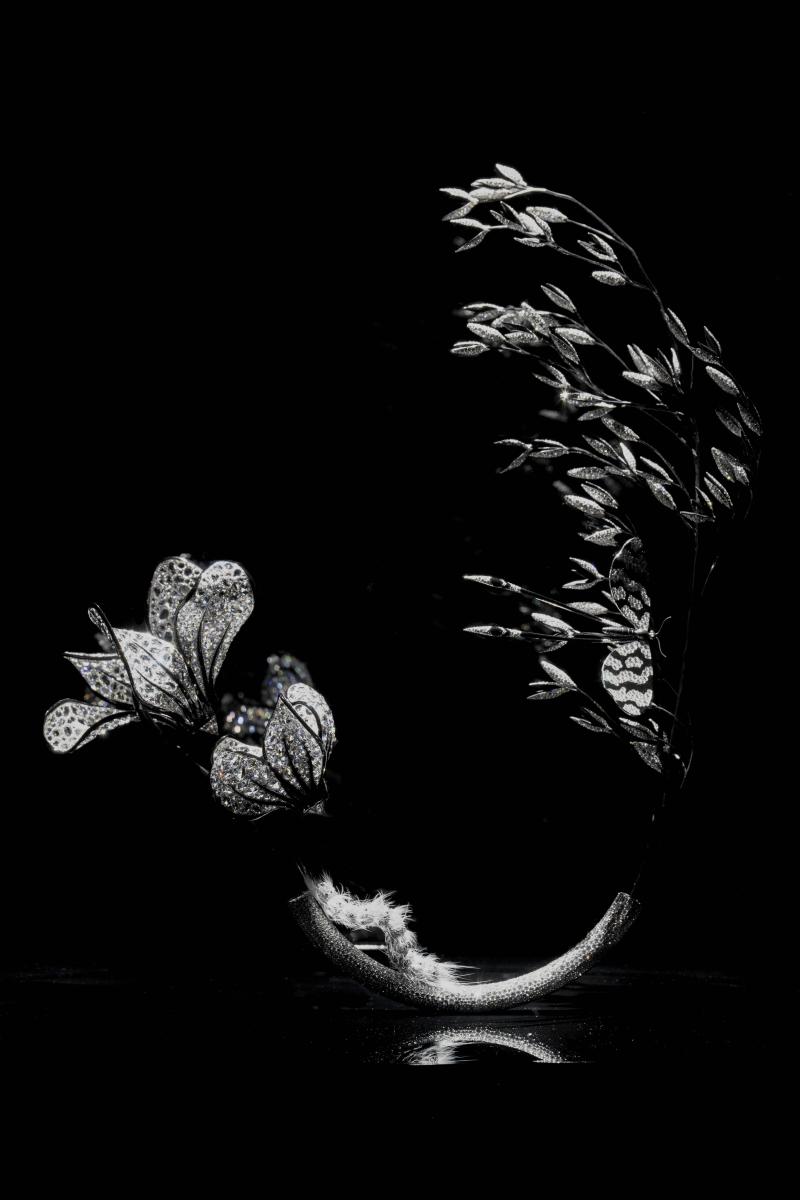 如果說今年一月的 Histoire de Style《Untamed Nature》 是 Choisne 從 Frédéric Boucheron 先生的歷史檔案中汲取靈感，藉以致敬世家的自然基因；那麼七月發表的 《Impermanence》 則為她開啟更自由的舞台，以個人視角延續並重塑品牌的創意夢想。此系列同時回望2018年 《Eternal Flowers》 對短暫花期的凝鍊，從當時捕捉瞬縱即逝的剎那，到如今昇華為「無常即恆常」的永恆哲思，引領觀者學會欣賞未竟之美，在有限中看見無限。