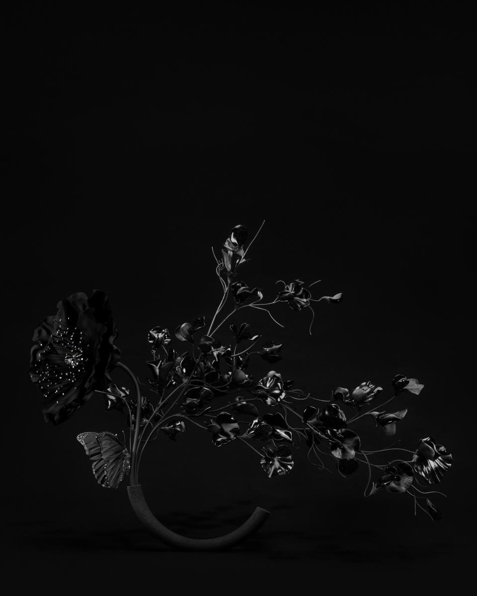 系列最終章走向全然的黑暗，全面演繹「光的消隱」。罌粟與香豌豆花盛放於深邃暗影，花瓣覆以 Vantablack® 塗層，幾近吞噬所有光線，化為視覺的黑洞。這種極黑，反倒讓縞瑪瑙與黑砂金玻璃的細節更顯幽微，偶爾從縫隙中透出的微光，像是夜空最後的餘燼。蝴蝶半透明的黑色翅膀，在空氣中若即若離，如幽靈般遊走。這件作品正是侘寂哲學的極致體現——當光徹底隱沒，留下的靜默本身，便是一種無言的美、一種「終章」的寂靜和諧。