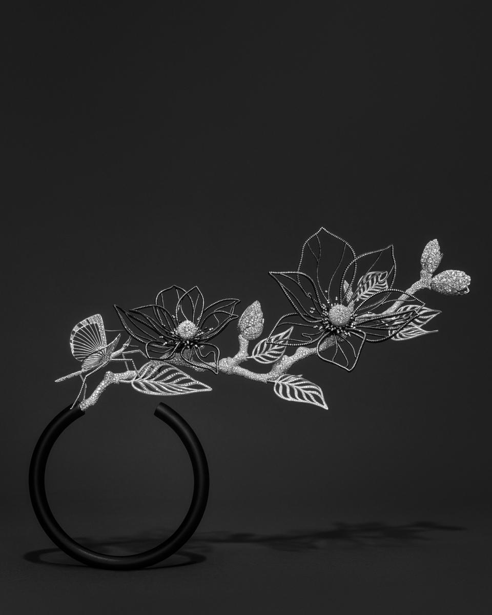 夜色未散，木蘭以殘影之姿橫向舒展，像是定格在空氣裡的最後一抹光。鋁材與黑陶瓷塗層塑造通透質感，花瓣上的倒鑲鑽石更讓光線逆向折射，呈現出意料之外的光芒。正如花道不僅著眼於花開的瞬間，而是整株植物的姿態，這裡的「間」不再只是空間，而是時間的停頓。同時，它也體現了侘寂哲學，在未竟與消逝之間，仍能看見一種深沉的優雅。枝間的竹節蟲以精緻姿態潛藏，提醒觀者即使是最微小的生命，也有屬於它的舞台。