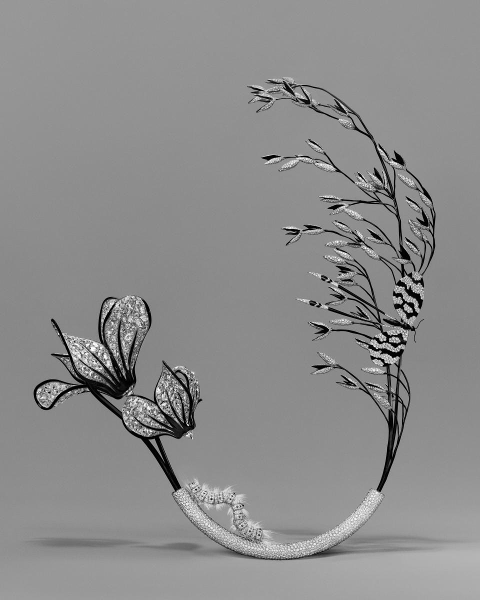 在野性過後，故事進入柔美卻複雜的一章。仙客來花瓣以700顆玫瑰式切割鑽石層疊成光影之窗，與燕麥穗的黑鍍鈦剛毅形成對比。此時，一隻佈滿細緻毛髮的小毛蟲在花下蜿蜒爬行，與翩然的鑲鑽蝴蝶同場共現，彷彿訴說著生命的不同階段，將未竟與完成並置於同一個構圖中。這是侘寂的另一種表述——美不在完成，而在於蛻變的過程。當鑽石的光折射在黑色枝穗之間，時間的流轉便化為一首寓言。