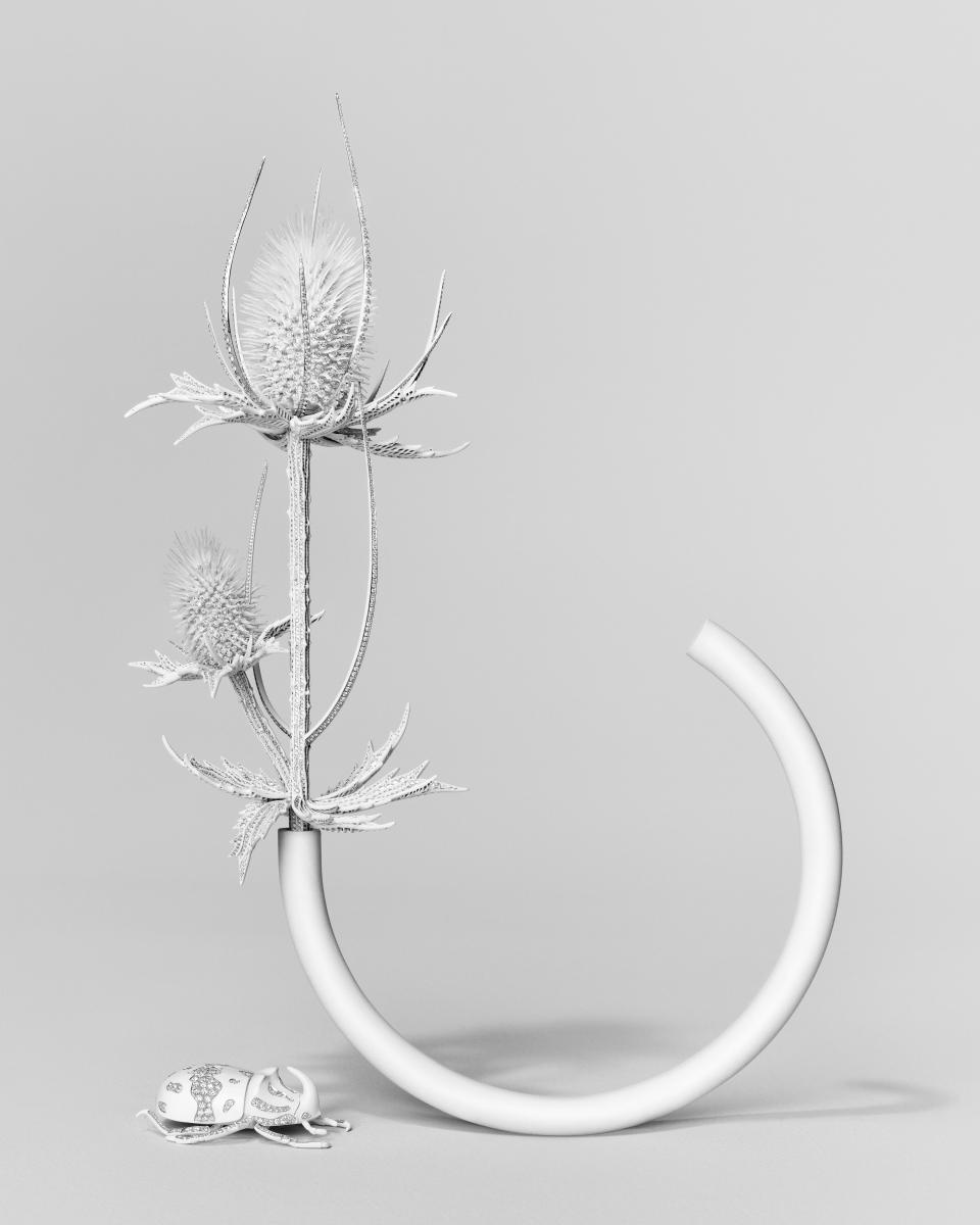 當鬱金香的輕盈逐漸退場，舞台交給了薊草的剛強。滿佈尖刺的身姿象徵堅韌，卻在高級珠寶工坊的演繹下，展現出意想不到的細膩之美。世家首度以植物性樹脂結合高分辨率 3D 列印技術，將薊草花頭的複雜結構真實重現，再以全新開創的「高級訂製鑲嵌技法」，將鑽石宛如縫線般逐一嵌入胞腔之中。這樣的繁複工藝，反而更凸顯侘寂的本質——不求和諧，而是張揚著野性的不完美。此外，枝葉間一隻純白甲蟲悄然匍匐，為這段敘事添上低聲註腳。從胸針、跨肩飾品到雙指戒的可轉換式設計，像是時間推動下的另一種生長。
