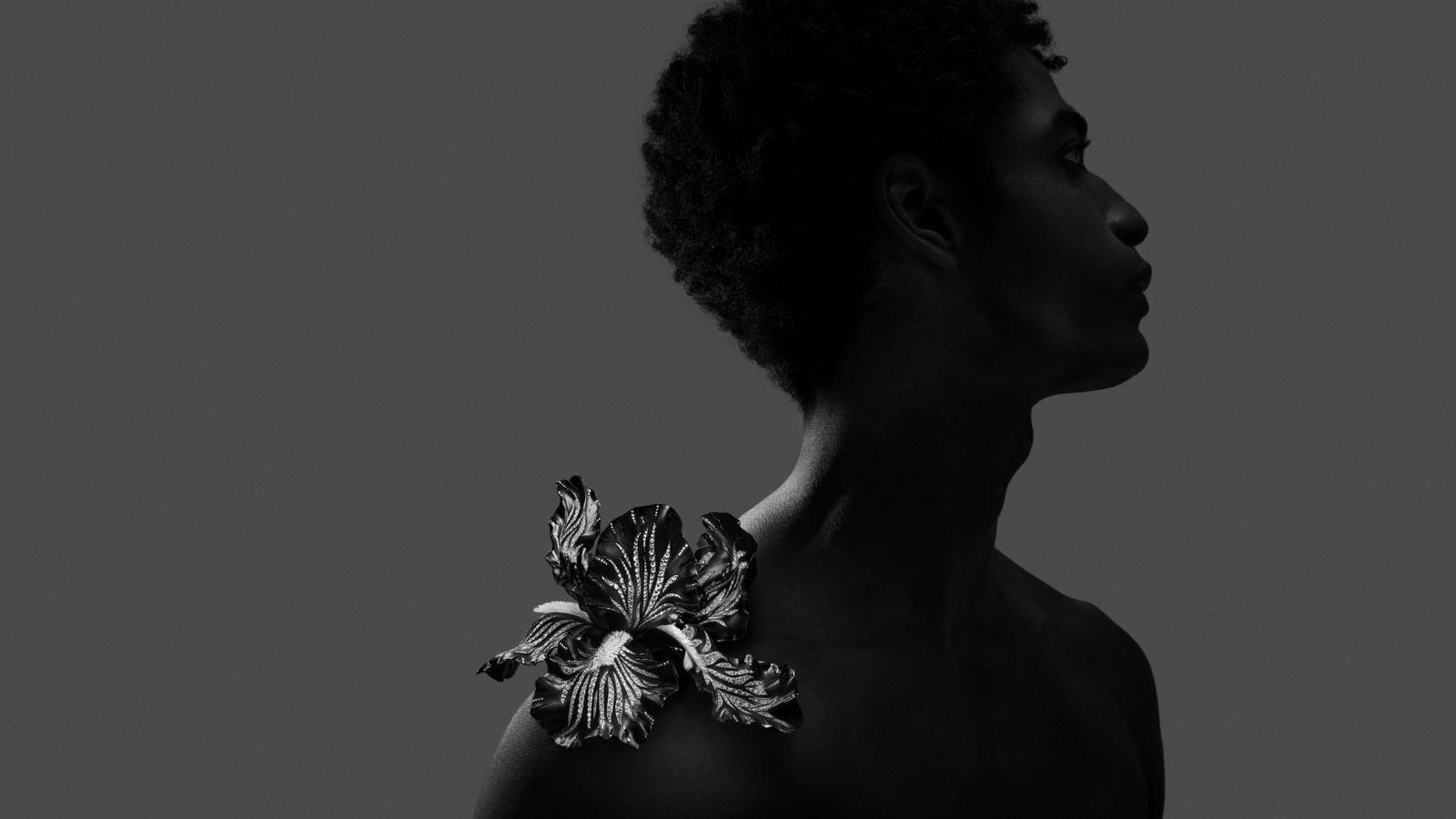 《Impermanence》是一部由光走向影的敘事，亦是創意總監 Claire Choisne 從品牌歷史回望到個人視角的轉譯。它承接了2018《Eternal Flowers》對短暫的凝鍊，也延續了2025《Untamed Nature》對品牌基因的致敬，最終昇華為一部充滿禪意的展演。花道的不對稱與留白、侘寂的未完成與無常，被巧妙轉化為可佩戴的藝術。當胸針、耳飾或髮飾隨光影轉換，也象徵著自然狀態的盛放、凋零與再生。由此，觀者得到領悟——永恆從來不是拒絕變化，而是在接受無常與留白中，看見完整。