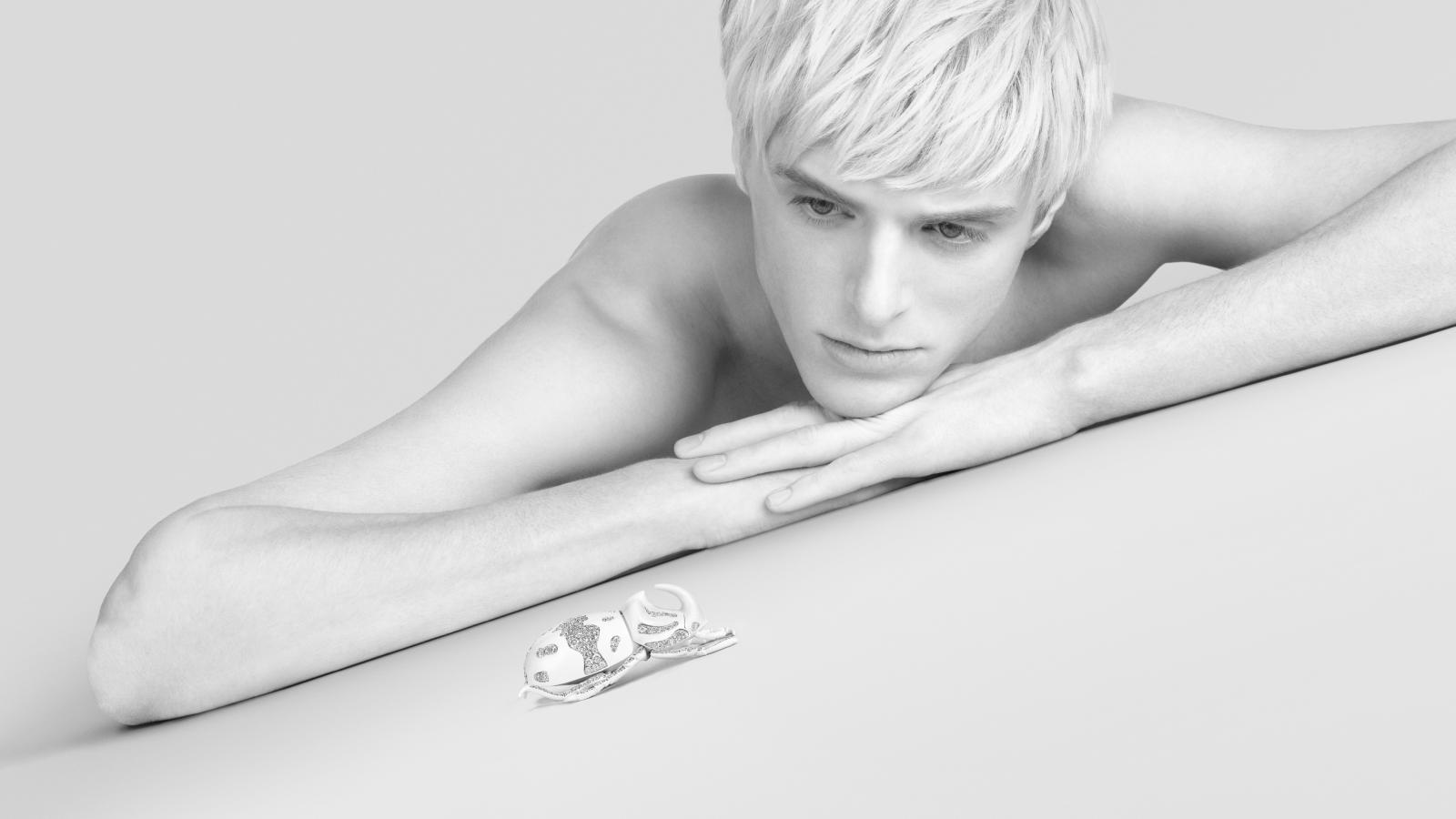 當鬱金香的輕盈逐漸退場，舞台交給了薊草的剛強。滿佈尖刺的身姿象徵堅韌，卻在高級珠寶工坊的演繹下，展現出意想不到的細膩之美。世家首度以植物性樹脂結合高分辨率 3D 列印技術，將薊草花頭的複雜結構真實重現，再以全新開創的「高級訂製鑲嵌技法」，將鑽石宛如縫線般逐一嵌入胞腔之中。這樣的繁複工藝，反而更凸顯侘寂的本質——不求和諧，而是張揚著野性的不完美。此外，枝葉間一隻純白甲蟲悄然匍匐，為這段敘事添上低聲註腳。從胸針、跨肩飾品到雙指戒的可轉換式設計，像是時間推動下的另一種生長。