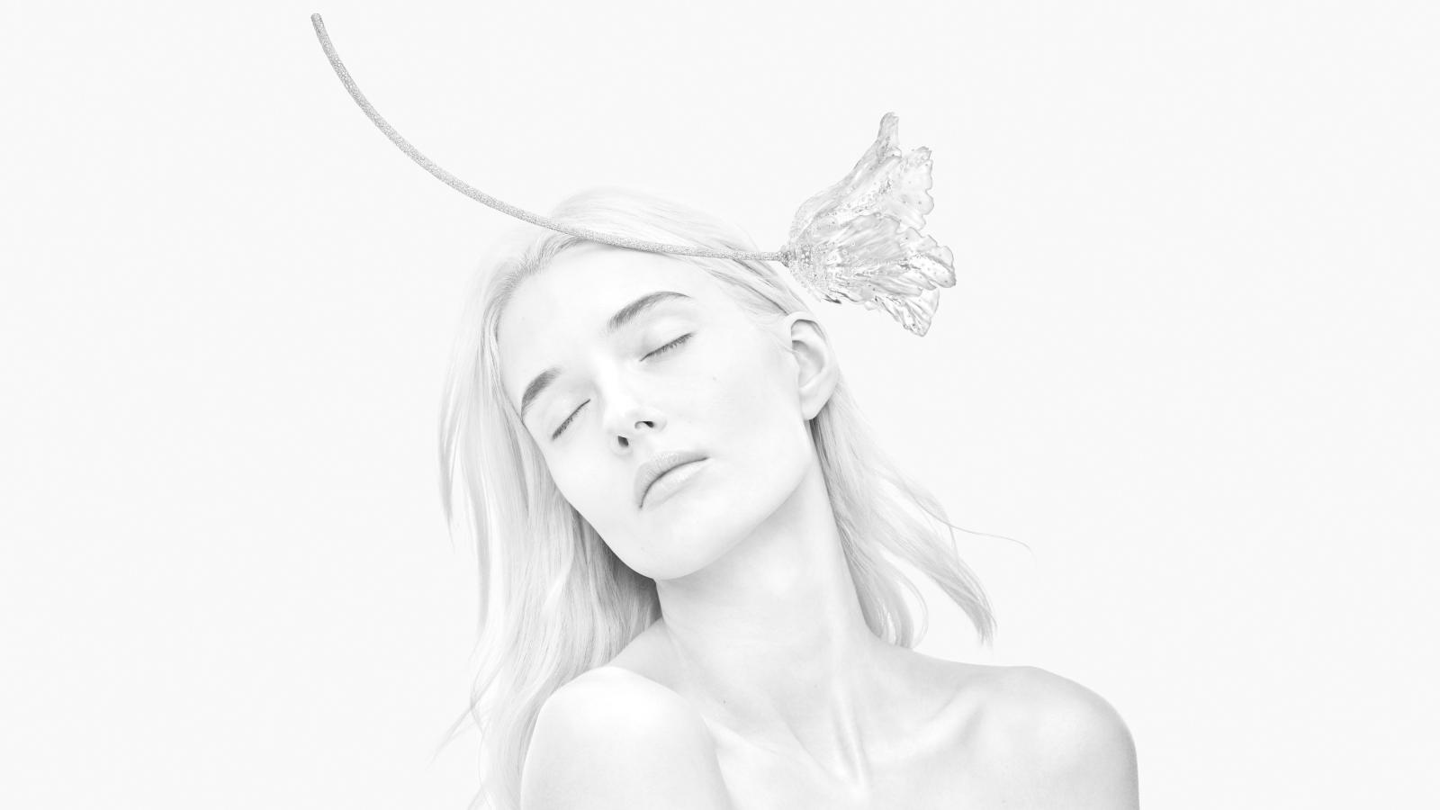 故事由光最明亮的時刻展開。鬱金香、尤加利葉與蜻蜓在極薄的硼矽玻璃（Borosilicate Glass）中凝固，如同透明輕紗漂浮於空氣裡。蜻蜓的翅膀以藍寶石玻璃疊映珍珠母貝，閃爍虹彩，彷彿隨時會振翅而去。這一切正呼應花道中的「間」與侘寂的「未竟」，在枝葉之間的留白裡，空氣與光影共同構成一種呼吸感。作品亦承襲多重佩戴的設計理念，鬱金香可化為胸針，尤加利葉能轉換為髮飾，蜻蜓則幻化為耳飾，延續自然姿態的恆變與多樣。