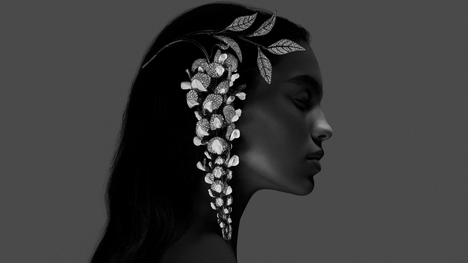 光漸漸退去，黑夜悄然降臨。鳶尾與紫藤在黑尖晶石鋪陳的夜色中起舞，花瓣交錯於黑與白，透過 DLC 黑鍍與鑽石紋理，呈現張力的交響。紫藤的枝串雖龐大，卻輕盈得僅150克，垂墜姿態宛如真實花藤。鹿角鍬形蟲安靜地棲息瓶底，見證這場黑暗中的盛放。這一幕不僅延續了花道中不對稱卻和諧的韻律，也將「間」轉化為夜色裡的留白——正因黑暗，微光才格外動人。