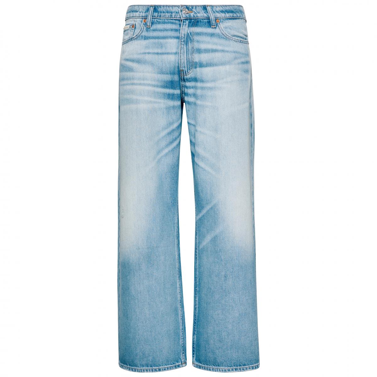 這條來自 Calvin Klein 的「Low Rise Baggy」牛仔褲，同樣以鬆身的版型整體擁有修飾身材的效果，搭配上中低腰的設計，讓女孩能展現身形曲線。