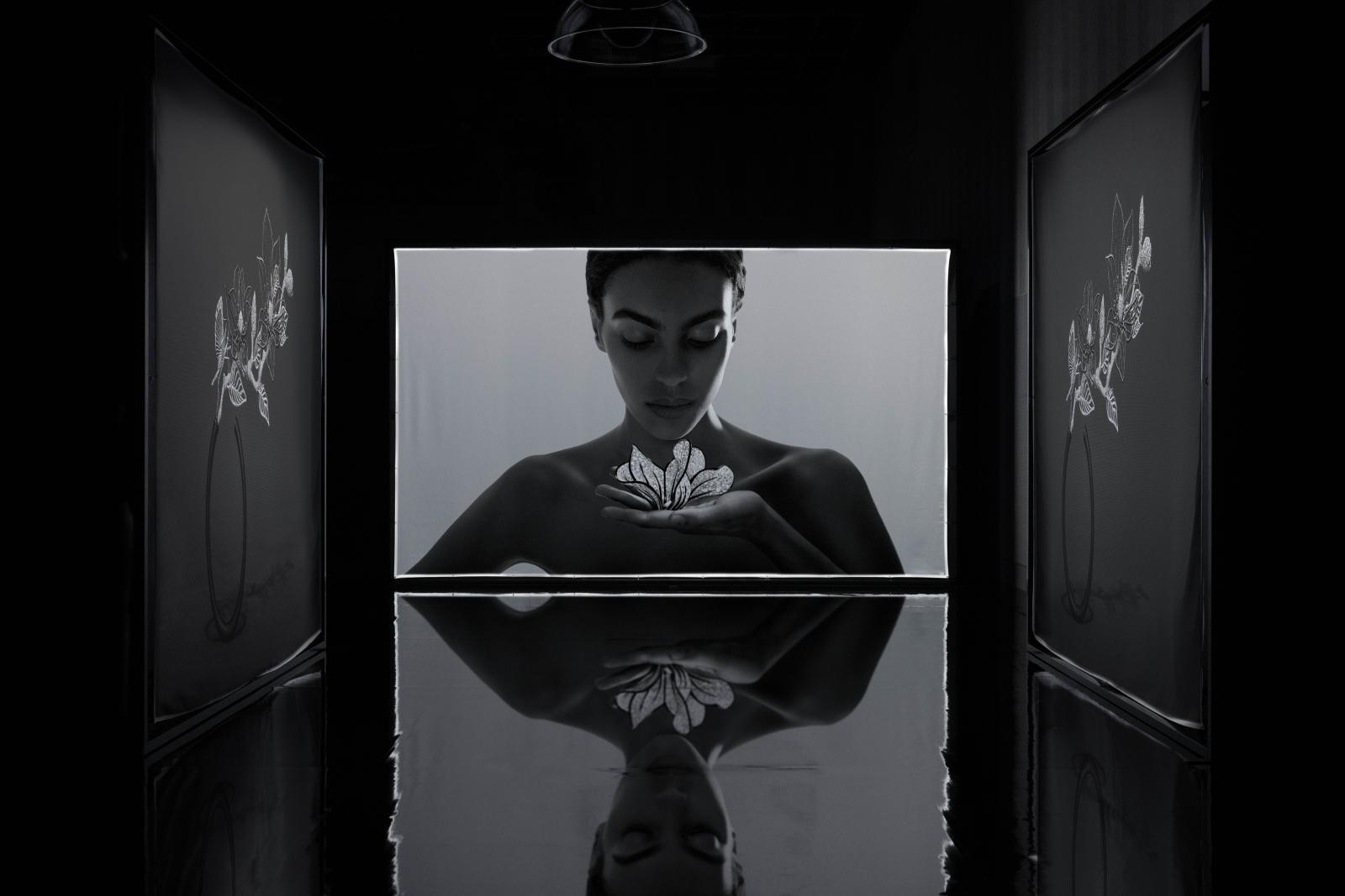 《Impermanence》是一部由光走向影的敘事，亦是創意總監 Claire Choisne 從品牌歷史回望到個人視角的轉譯。它承接了2018《Eternal Flowers》對短暫的凝鍊，也延續了2025《Untamed Nature》對品牌基因的致敬，最終昇華為一部充滿禪意的展演。花道的不對稱與留白、侘寂的未完成與無常，被巧妙轉化為可佩戴的藝術。當胸針、耳飾或髮飾隨光影轉換，也象徵著自然狀態的盛放、凋零與再生。由此，觀者得到領悟——永恆從來不是拒絕變化，而是在接受無常與留白中，看見完整。