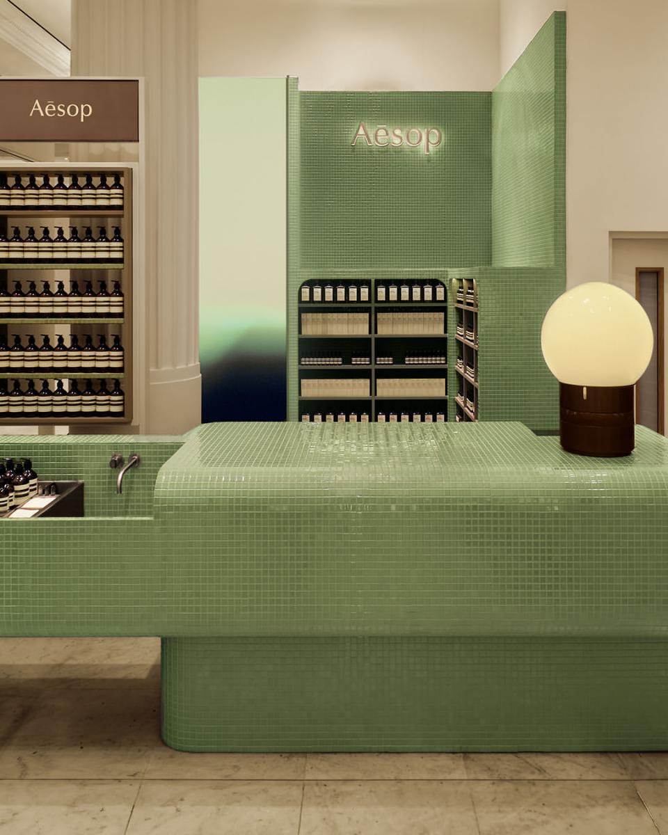 這次收購開雲美妝部門，萊雅除了拿下 Gucci 美妝授權，另一個重點是完全持有英國小眾品牌 Creed（克雷德）。這個品牌始終帶著神秘感與奢華氣息，透過定價與大眾市場拉開距離，卻又格外具有吸引力，在小眾香氛市場表現脫穎而出，屬於整體香氛市場中增速最快的類別。此外，萊雅旗下另一個小眾香氛品牌 Aesop 也在財報中多次提及，營收表現亮眼。