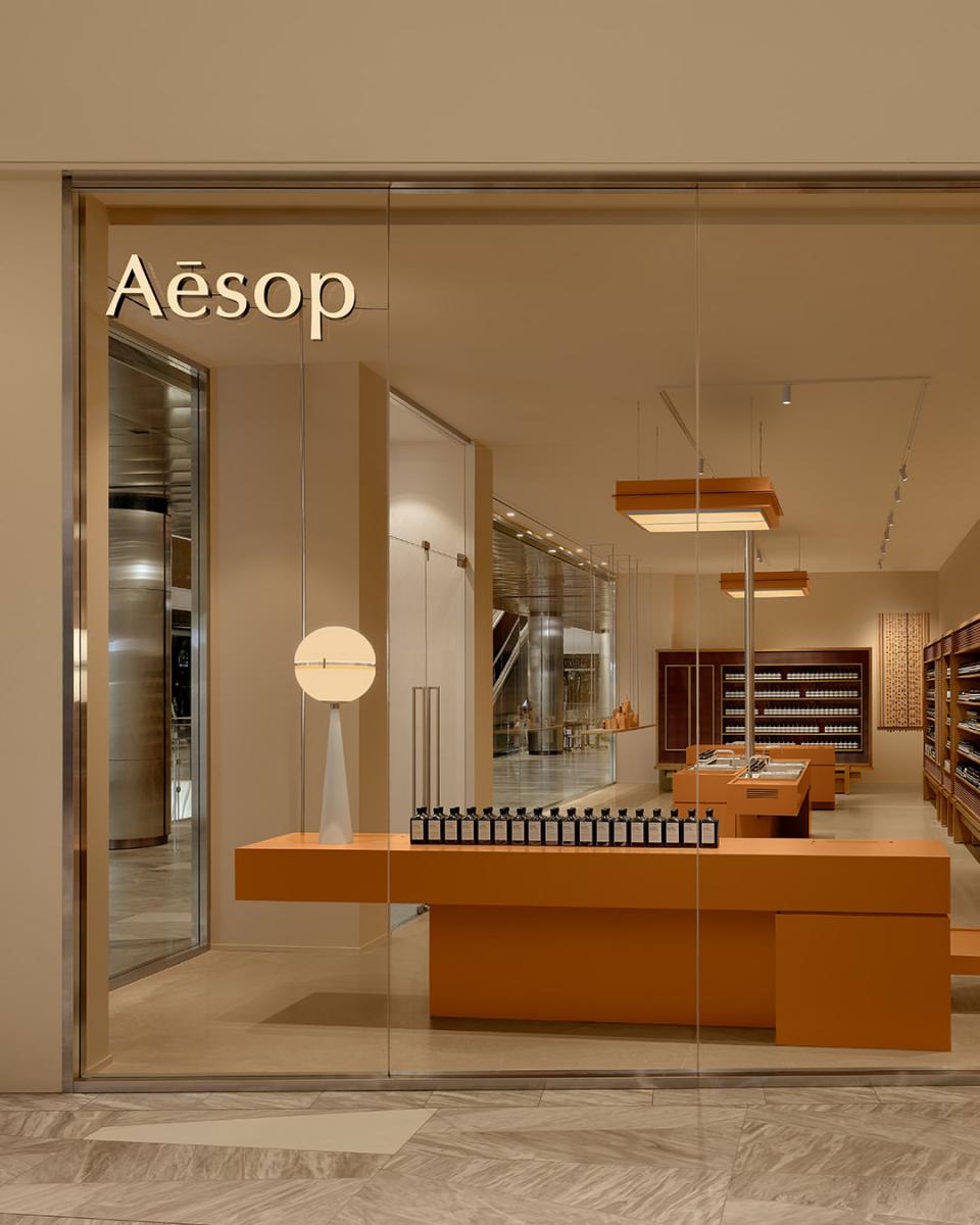 目前 Aesop 在全球已設有約 400 間門市，多數集中於紐約（18 間）、東京（22 間）等一線城市。品牌致力於深入城市文化核心，打造與在地生活緊密連結的零售據點，創造兼具功能與美感的門市體驗。不同於倚重電商平台的品牌策略，Aesop 一貫強調實體店面的溫度與互動性，堅持人與人之間的真實接觸，將門市視為品牌敘事的延伸空間，成為維持品牌高度辨識度與顧客忠誠度的關鍵。