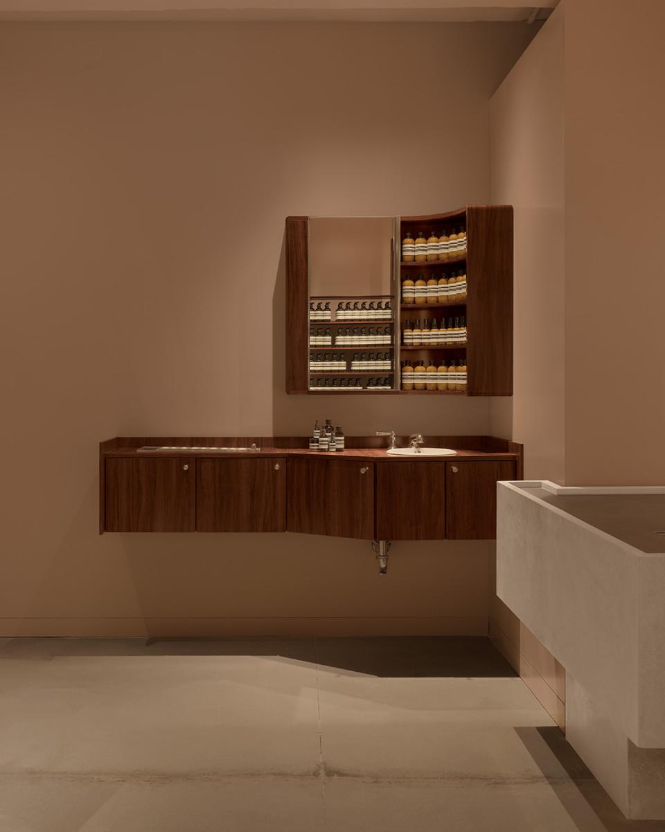 目前 Aesop 在全球已設有約 400 間門市，多數集中於紐約（18 間）、東京（22 間）等一線城市。品牌致力於深入城市文化核心，打造與在地生活緊密連結的零售據點，創造兼具功能與美感的門市體驗。不同於倚重電商平台的品牌策略，Aesop 一貫強調實體店面的溫度與互動性，堅持人與人之間的真實接觸，將門市視為品牌敘事的延伸空間，成為維持品牌高度辨識度與顧客忠誠度的關鍵。