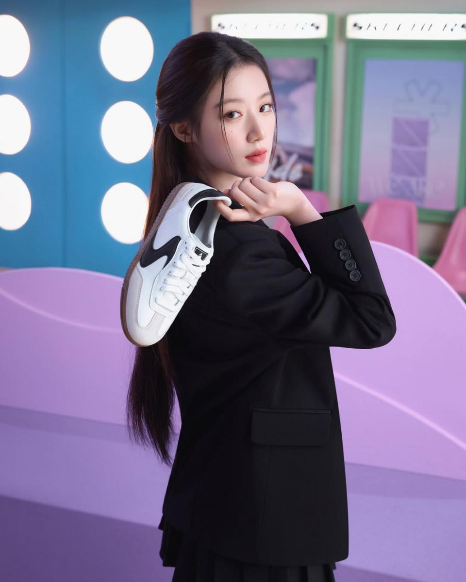 從最新代言人的選擇，不難看出 Skechers 的策略性。找來韓國女團 i‑dle 成員葉舒華，她代表年輕化、潮流與時尚導向，為這個鞋履品牌注入更多創新與動能，拉近與年輕消費者的距離；另一邊，找來梁朝偉提升品牌在中年及偏重質感消費者中的形象。尤其是品牌在亞太區年齡層較高，透過較成熟的代言人能幫助提升品牌的深度與內涵，兼顧兩端年齡層的消費族群。