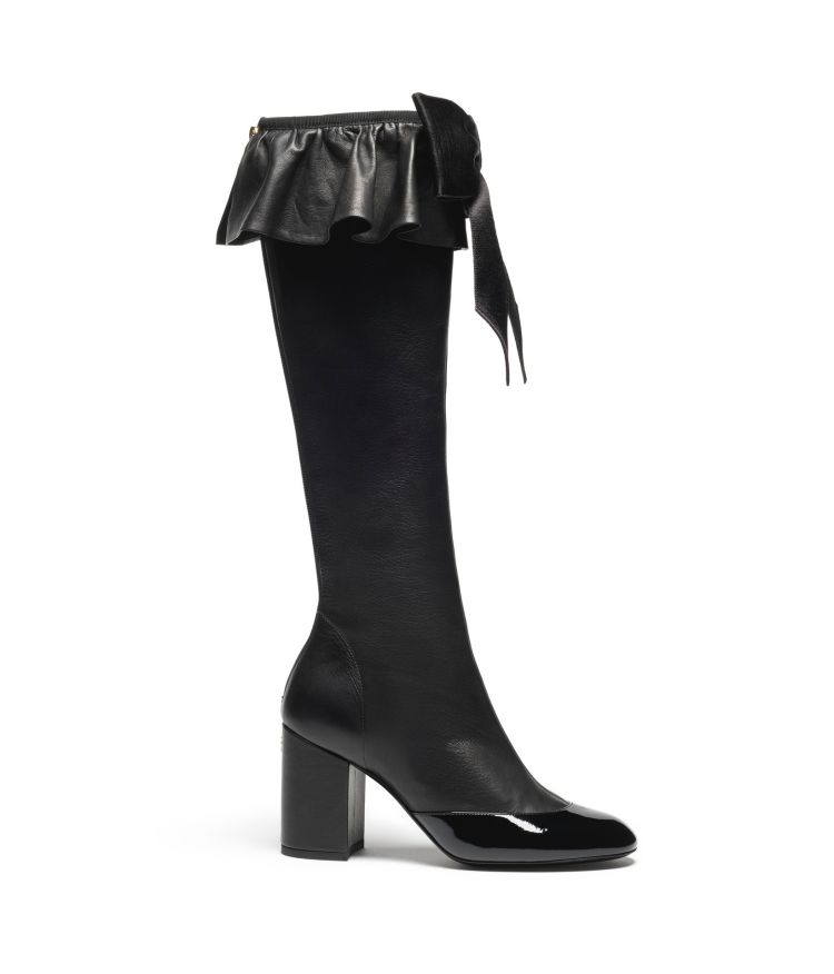 Chanel蝴蝶結與荷葉邊皮革高跟長靴，商品價格 NTD84,100。