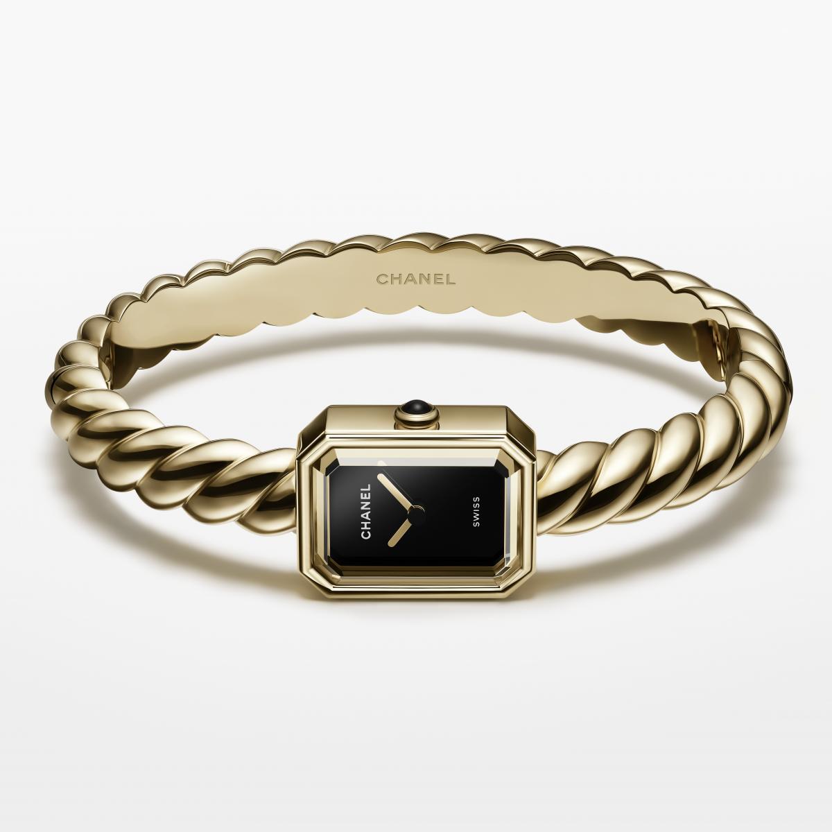 香奈兒女士早在20世紀中期便以男性衣著為靈感，創造出專為女性設計的訂製套裝，其中最具標誌性的設計之一，便是外套口袋與袖口的編織緄邊（Galon）。這種纏繞編織不僅增添立體感，更能因材質、顏色變化營造獨特圖騰。Première Galon 腕錶正是從這段歷史汲取靈感，將緄邊元素轉譯為黃金手環上的編織紋理。