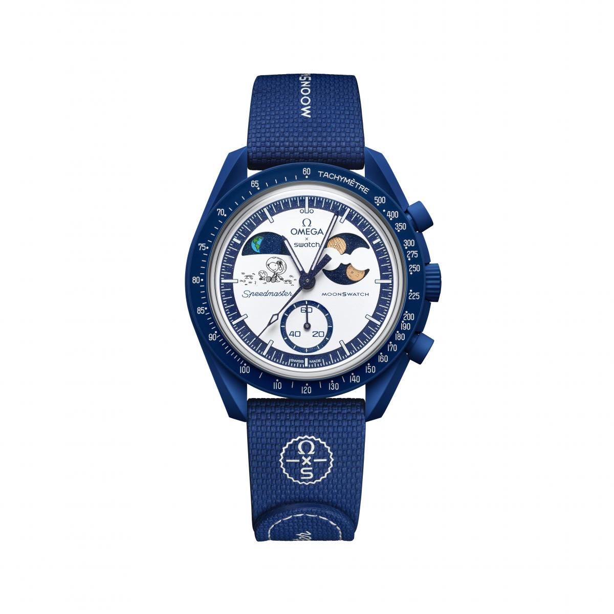 2025年最具話題性的平價月相錶，非 Omega × Swatch 合作款莫屬。Mission to Earthphase – Moonshine Gold 腕錶，以42毫米海軍藍 Bioceramic 生物陶瓷錶殼打造，白色蛋白石色錶盤上，結合地相與月相顯示，成為市場上罕見的雙重複雜功能。