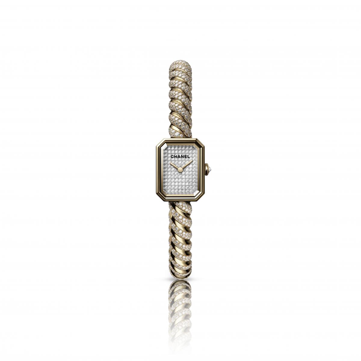 Première Galon 系列中最耀眼的作品，當屬鑲鑽腕錶。其18K黃金手環上鑲嵌多達573顆明亮式切割鑽石，總重約4.9克拉，連同錶盤與錶冠，共計682顆鑽石，總重約5.43克拉。