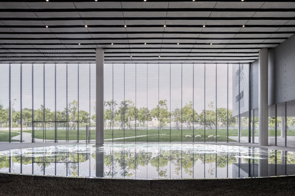 作為普立茲克建築獎得主，由日本建築大師妹島和世與西澤立衛組成的 SANAA 建築團隊，在台灣迎來首座建築作品──台中綠美圖，亦是全台首座結合美術館與圖書館的共構文化地標。建築師透過玻璃帷幕及金屬擴張網，弱化建築與綠地的界線，創造通透性與流動性，使室內外空間相互呼應，傳遞「自然亦是藝術的一部分」的理念。