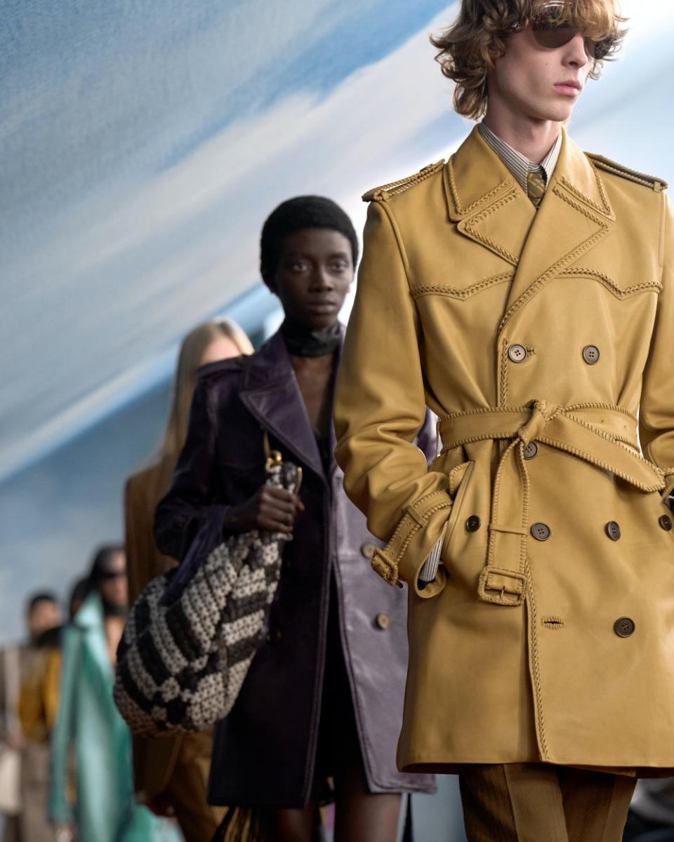 Burberry 2026 春夏系列是一場「好買」的秀。經典的大衣以多樣面料呈現，無可挑剔，能滿足不同需求；剪裁俐落的西裝，適用於各種正式場合。