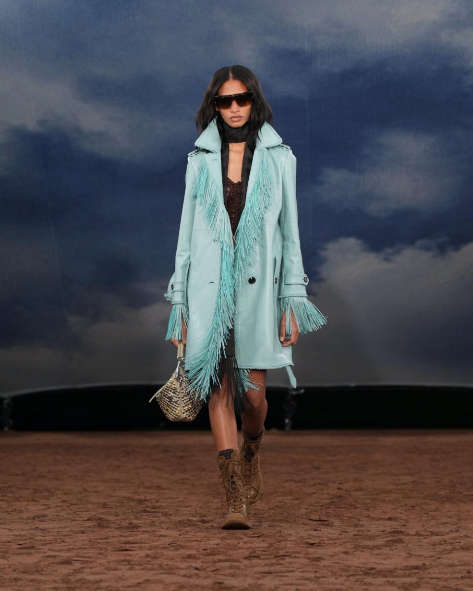 只是隨著時間的推移，Daniel Lee 對音樂的凝視不再局限於地下文化，而是轉向更廣闊的場域——從音樂祭到體育館，再到戶外演唱會。