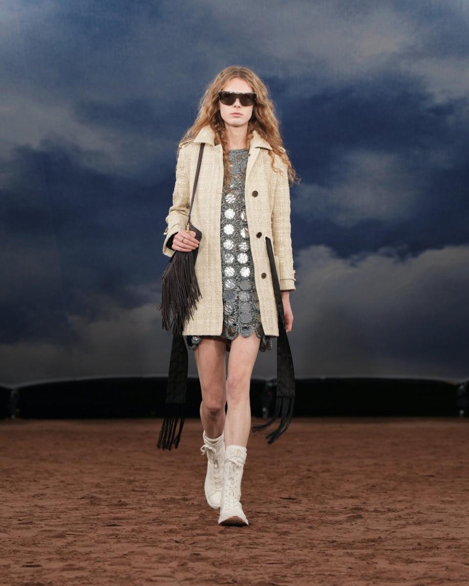 回到服裝本身，窄身的剪裁勾勒出樂團表演者的姿態。