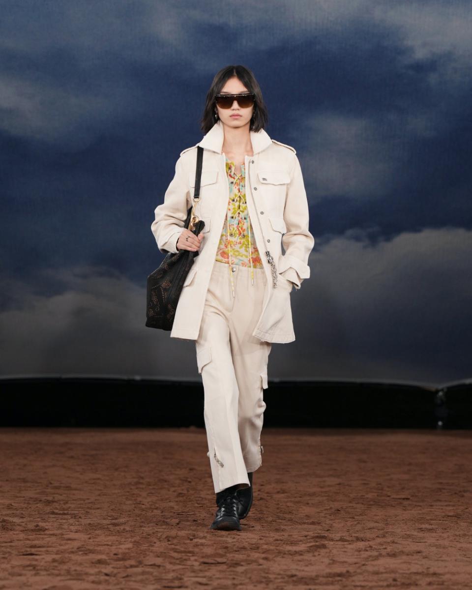 Burberry 是少數在時尚圈中並非依靠包袋創造營收的品牌，其核心營收來自大衣與圍巾。自三月的系列發表起，Daniel Lee 便持續在面料上進行升級。