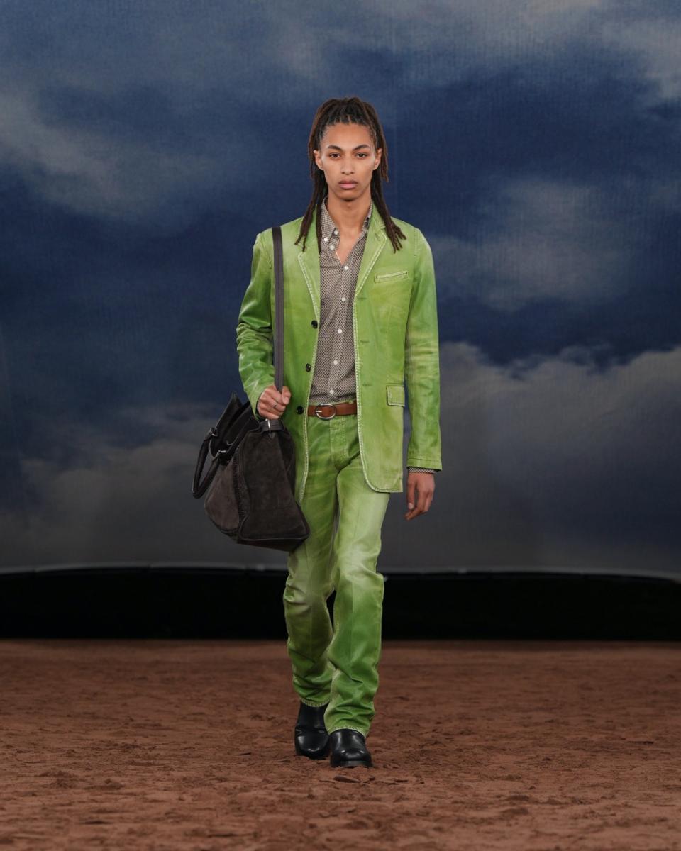   Burberry 本季將火力集中在製衣的技術上，在配件上可看見中大型包款以實用、造型兼具的設計搭配其中