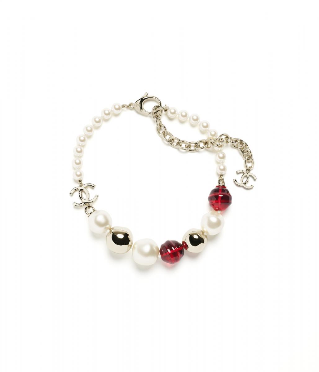 延續上一條長項鍊的元素，運用帶有彩度的珠子、金屬珠飾與珍珠做搭配，並換上短項鍊的形式呈現，貼合頸圍的設計，讓整體多了幾分甜美、可愛的氣息