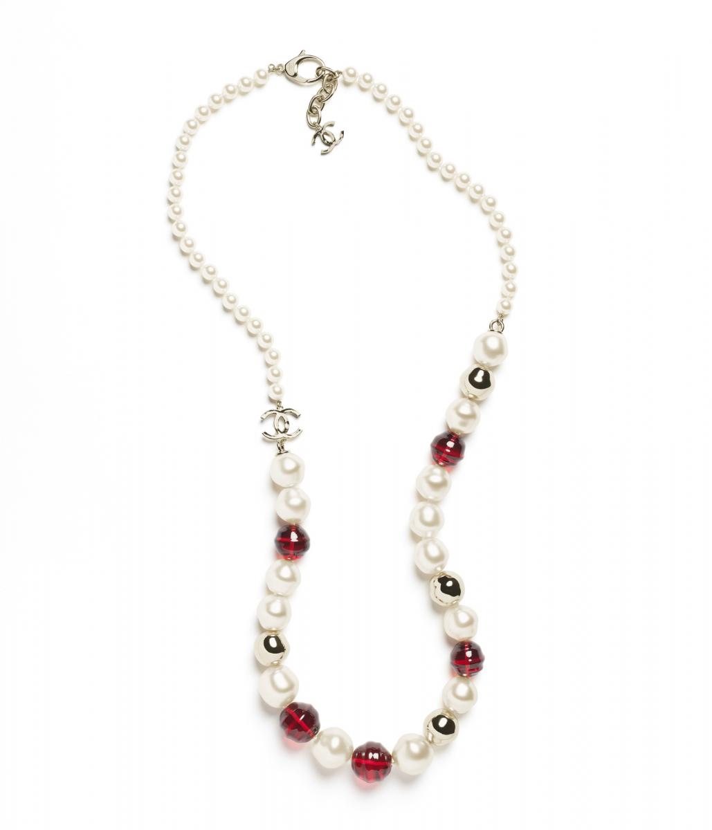 這款珍珠項鍊運用紅色、金屬色不同的珠飾交織其中，讓整體多了幾分活潑感之餘，同時也讓單圈項鍊的的設計多了幾分層次感，其吸睛的色彩配色亦能讓項鍊變成穿搭焦點。