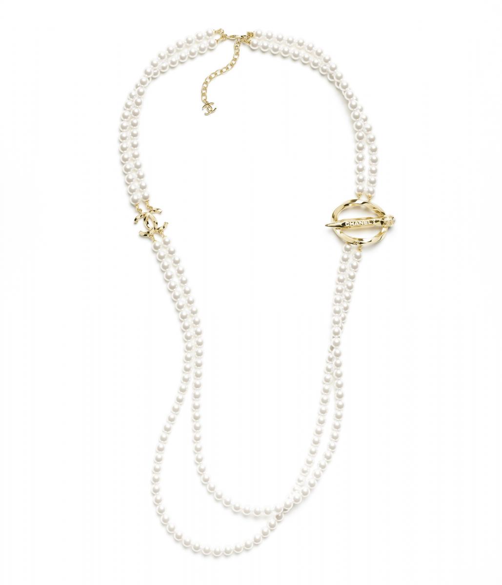 這條長項鍊以雙鍊條珍珠為主角，整體呈現出優雅十足的氣息，細節上裝飾有鉛筆綴飾於其中，增添整體的童趣感，此外雙 C Logo 的點綴，更凸顯其品牌識別度