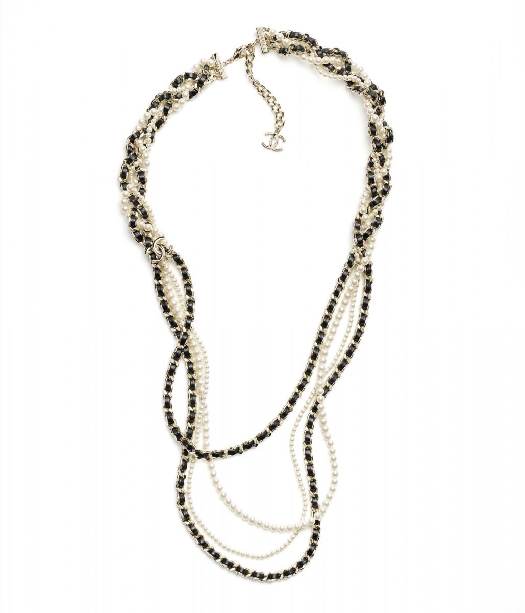 皮穿練元素是品牌最具代表性的設計符碼，這此設計師將其運用在這條長項鍊中，搭配珍珠交織其中，與皮革質材的相互碰撞，讓整體呈現出優雅與個性兼具的氣息。