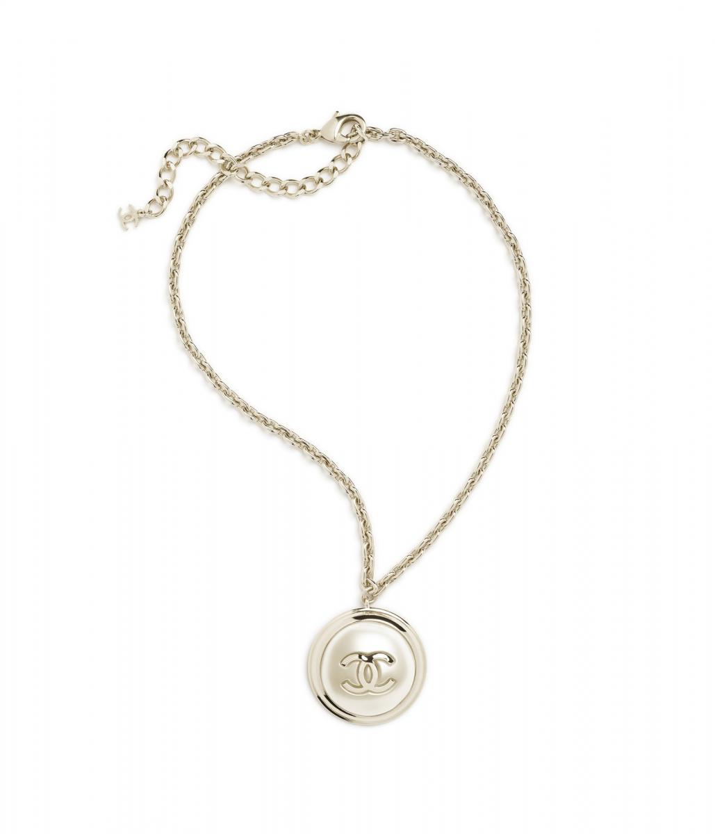 這條墜飾項鍊以簡約的設計為軸心，細緻的鍊條展現品牌的製作工法，作為主軸的綴飾，則以珍珠光澤為襯底，搭配上雙 C Logo 的點墜，整體呈現出摩登典雅的氣質。