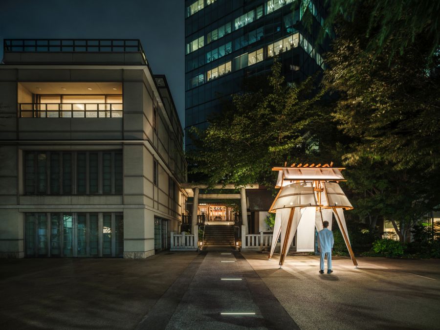 這次於日本神社的創作,來自當地藝術節《六本木藝術之夜》的邀請。該活動自 2009 年首度舉辦以來,今年迎來第 14 屆,共邀請 30 組藝術家,帶來超過 50 個展演節目,在多元文化與創造力的交織下,形塑出截然不同的城市樣貌。這座木構裝置藝術,不僅轉譯了日本神社的歷史文化與建築輪廓之美,也呈現出台灣傳統工藝的深度與廣度,讓世界看見台灣之美。