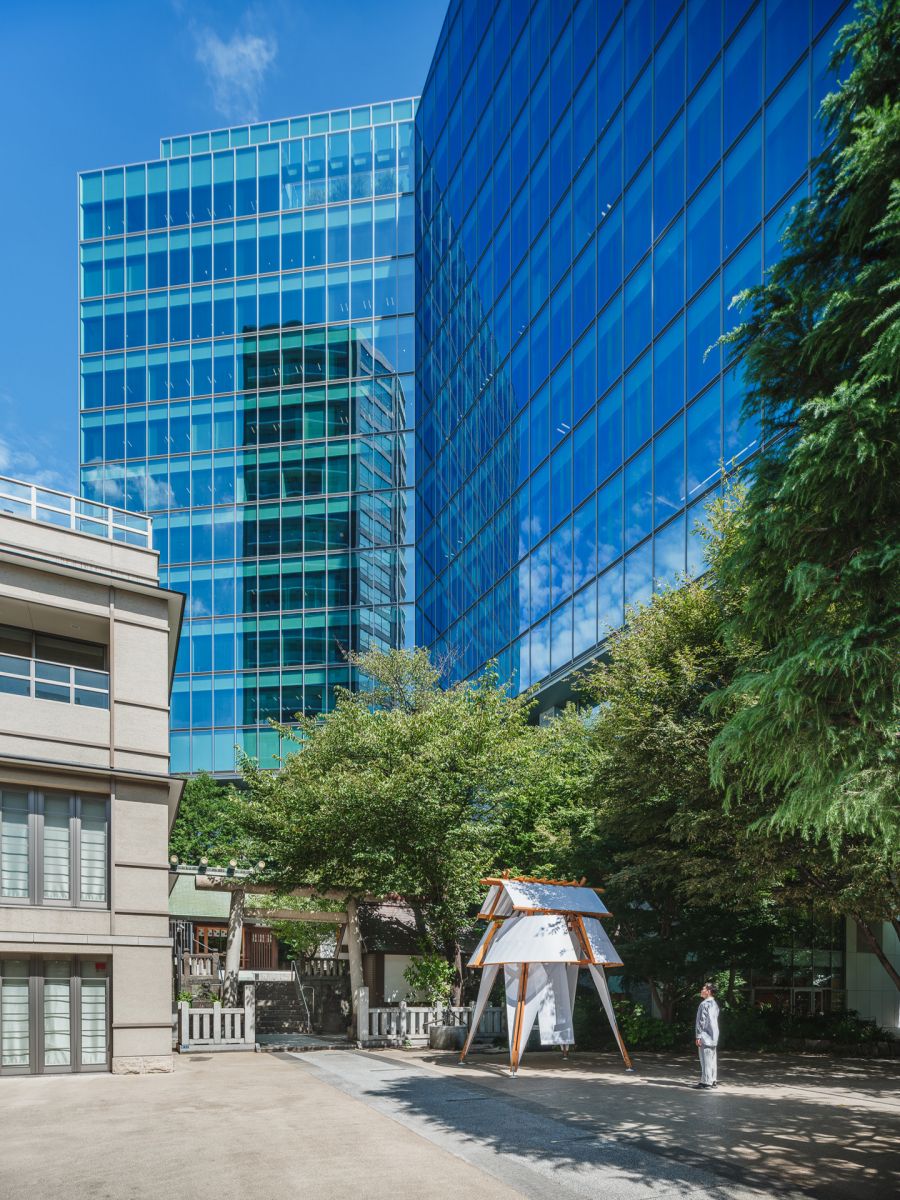 今年,范承宗推出新作《六本木帆城》,以擁有 641 年悠久歷史的六本木天祖神社為創作基地。他延續自 2019 年台灣燈會展出的《帆城》系列創作,打造融合六本木建築輪廓與城市印象的第六件新作——《六本木帆城(Sailing Castle: Roppongi)》。他將建築聚集而成的城市面貌,與船隻船帆匯聚於港口的景緻聯想結合,並透過藝術燈光裝置進行創作。