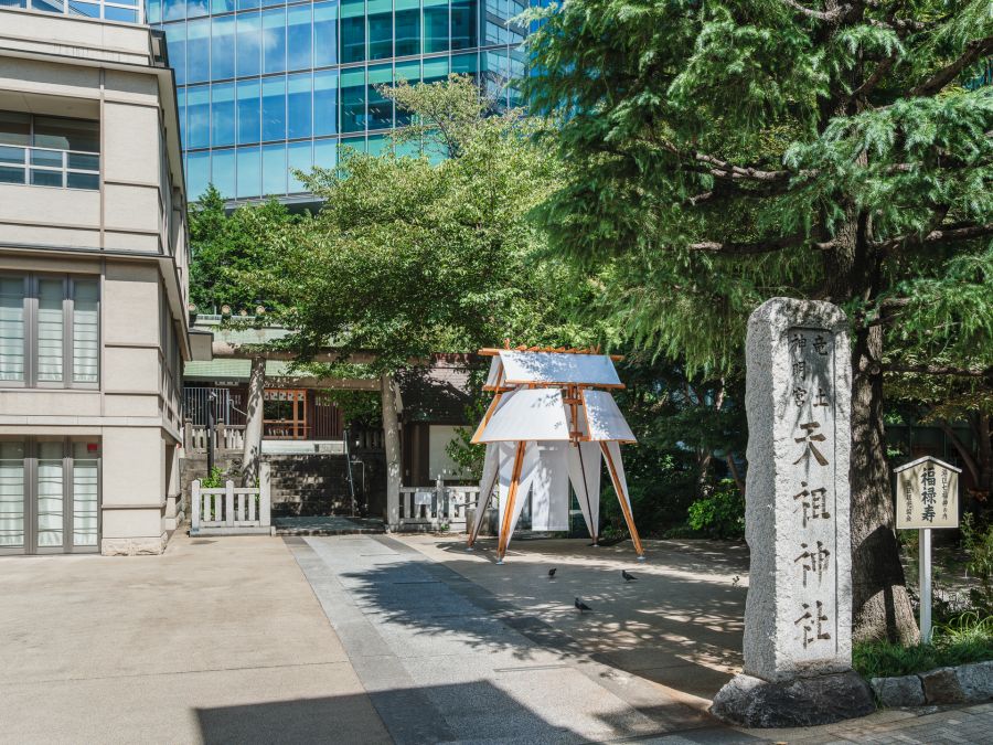 來自南投草屯,范承宗是一位深入研究傳統工藝文化的台灣藝術家。他透過向各地老匠人學習傳統手工器物的製作,深入採集並研究那些歷史悠久、逐漸被遺忘的手工文化,創作出各種型態與尺度的藝術作品。他的作品不僅美麗,更是傳統文化與手工記憶的講述者。憑藉其獨特的竹編藝術與對傳統技藝的深度詮釋,他成為愛馬仕、卡地亞等頂級奢侈品牌指定合作的藝術家。