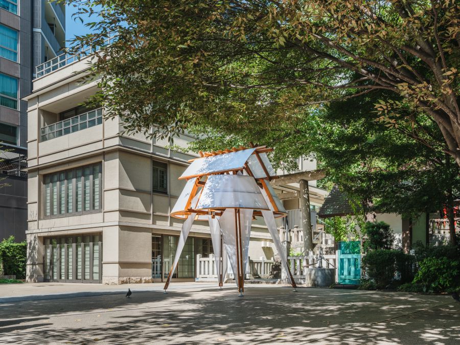 今年,范承宗推出新作《六本木帆城》,以擁有 641 年悠久歷史的六本木天祖神社為創作基地。他延續自 2019 年台灣燈會展出的《帆城》系列創作,打造融合六本木建築輪廓與城市印象的第六件新作——《六本木帆城(Sailing Castle: Roppongi)》。他將建築聚集而成的城市面貌,與船隻船帆匯聚於港口的景緻聯想結合,並透過藝術燈光裝置進行創作。