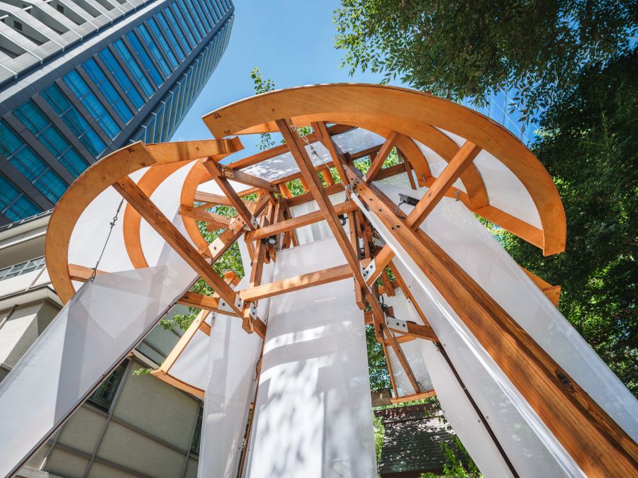 來自南投草屯,范承宗是一位深入研究傳統工藝文化的台灣藝術家。他透過向各地老匠人學習傳統手工器物的製作,深入採集並研究那些歷史悠久、逐漸被遺忘的手工文化,創作出各種型態與尺度的藝術作品。他的作品不僅美麗,更是傳統文化與手工記憶的講述者。憑藉其獨特的竹編藝術與對傳統技藝的深度詮釋,他成為愛馬仕、卡地亞等頂級奢侈品牌指定合作的藝術家。