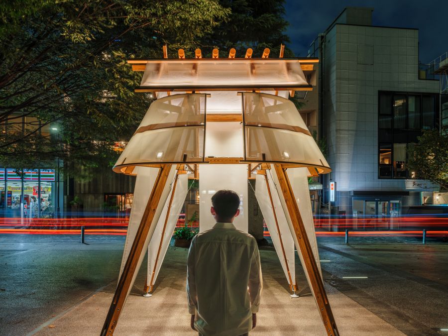 這次於日本神社的創作,來自當地藝術節《六本木藝術之夜》的邀請。該活動自 2009 年首度舉辦以來,今年迎來第 14 屆,共邀請 30 組藝術家,帶來超過 50 個展演節目,在多元文化與創造力的交織下,形塑出截然不同的城市樣貌。這座木構裝置藝術,不僅轉譯了日本神社的歷史文化與建築輪廓之美,也呈現出台灣傳統工藝的深度與廣度,讓世界看見台灣之美。