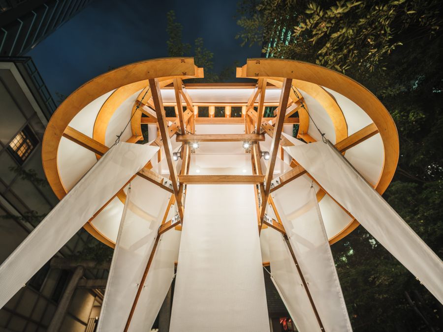 范承宗以台灣傳統工藝為起點,將東京天祖神社周邊建築的集合輪廓,凝聚成充滿時代與空間詩意的新作。在《六本木帆城》中,他將天祖神社、國立新美術館、三得利美術館、東京中城、21_21 Design Sight、森大廈、住友不動產六本木 Grand 大廈,以及六本木交叉點等著名建築的造型輪廓,進行解構、混合與重組,打造出一座富有儀式感的木構裝置。