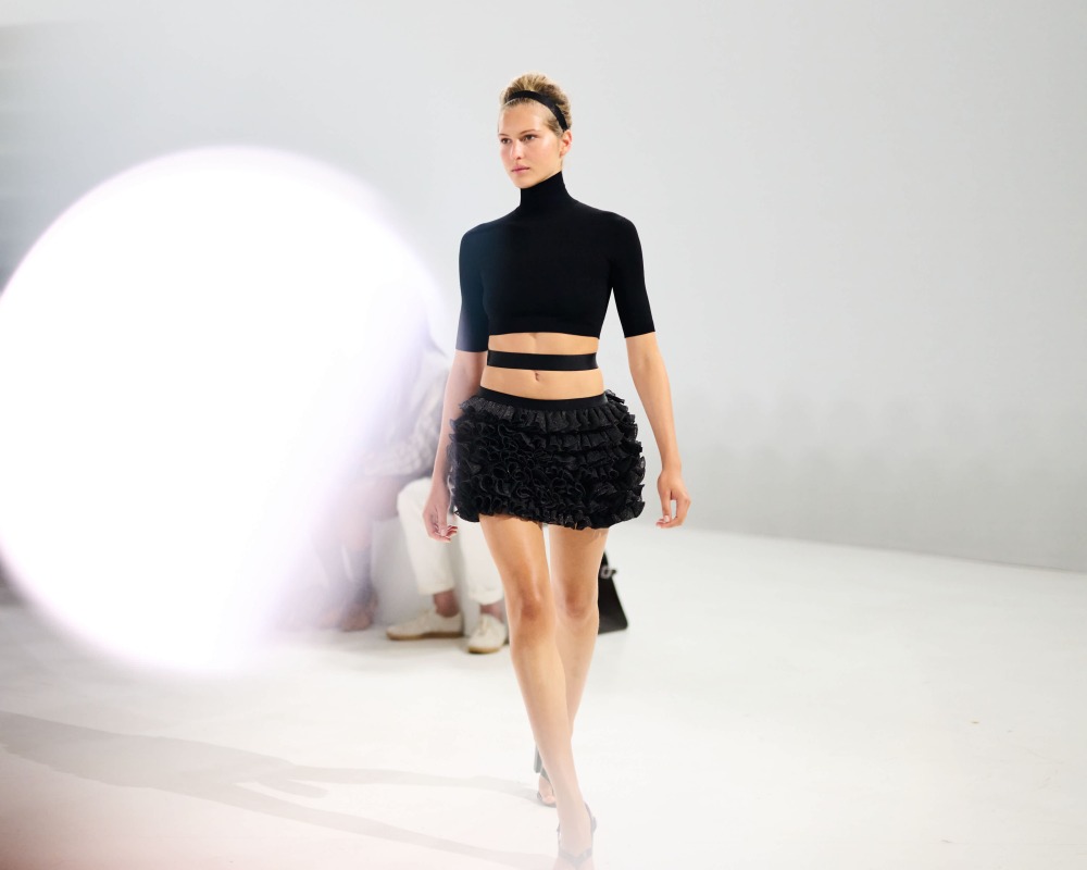 本場大秀共計 47 套 Look，品牌除了保持摩登、都會的風格外，本季還多了幾分「性感」