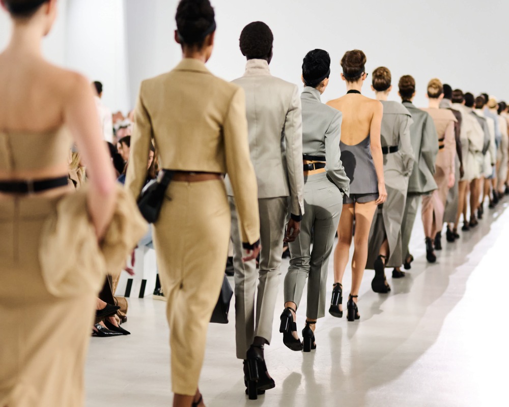 在用色上 Max Mara 一直以來都是簡潔而不囉唆，大量的服裝以標誌性的卡其色做成套搭配，這樣的設計語彙除了強化品牌風格外，也巧妙的讓洛可可的元素完美融入其中