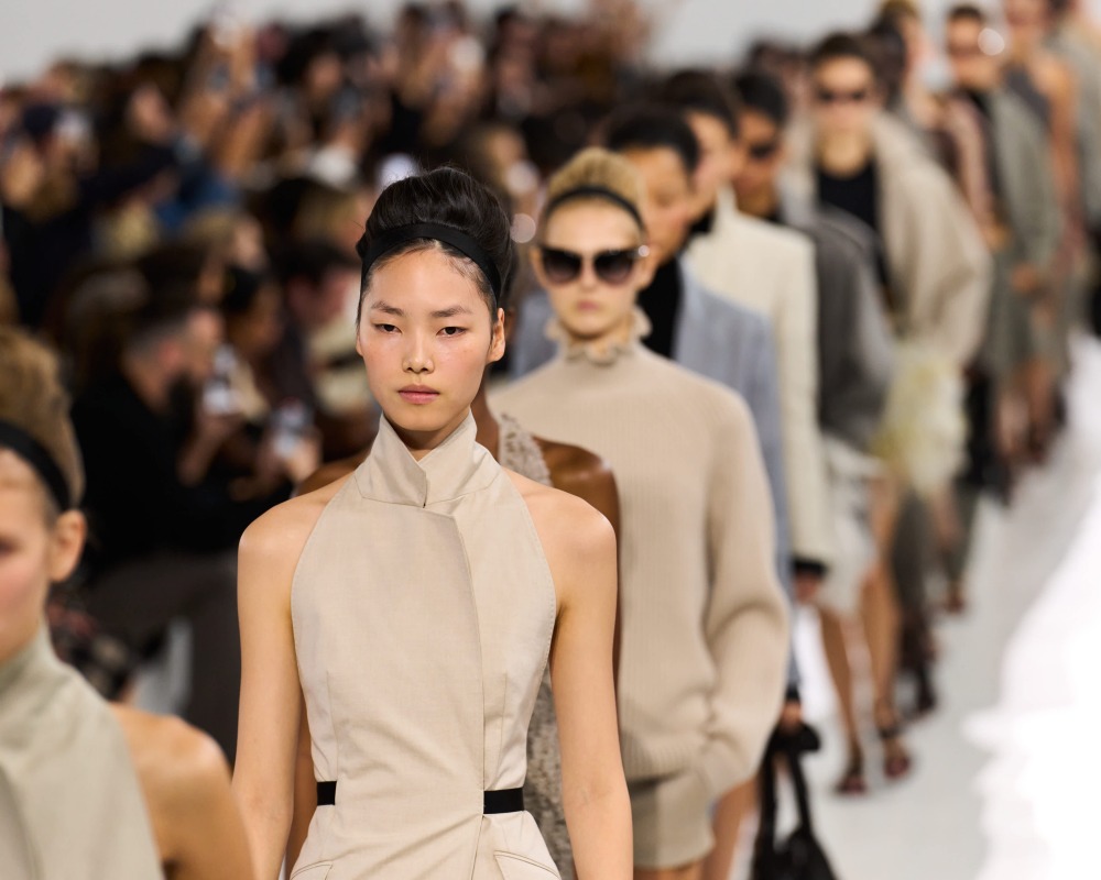 僅次於大衣，Max Mara 的套裝是品牌標誌性的單品。在本季設計師打破常規，用不對稱的門襟、截短的外套設計，呈現出套裝不同的可能性