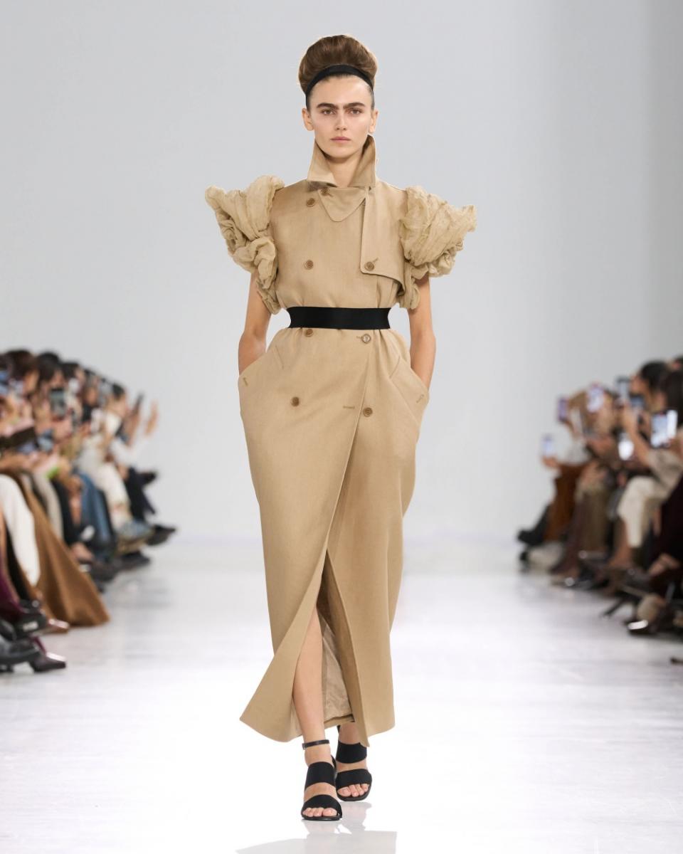 「簡潔」一直是我們對於 Max Mara 的印象，但在本季一開場，創意總監 Ian Griffiths 用繁複宮廷袖給來賓驚喜