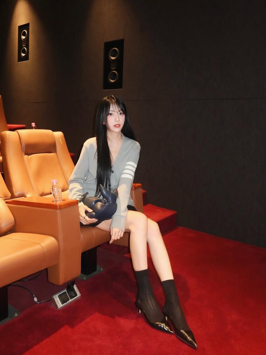 在這套穿搭中，金智允選擇以 Thom Browne 的針織衫加上短裙作為搭配，值得關注的她選擇的鞋款與襪子。