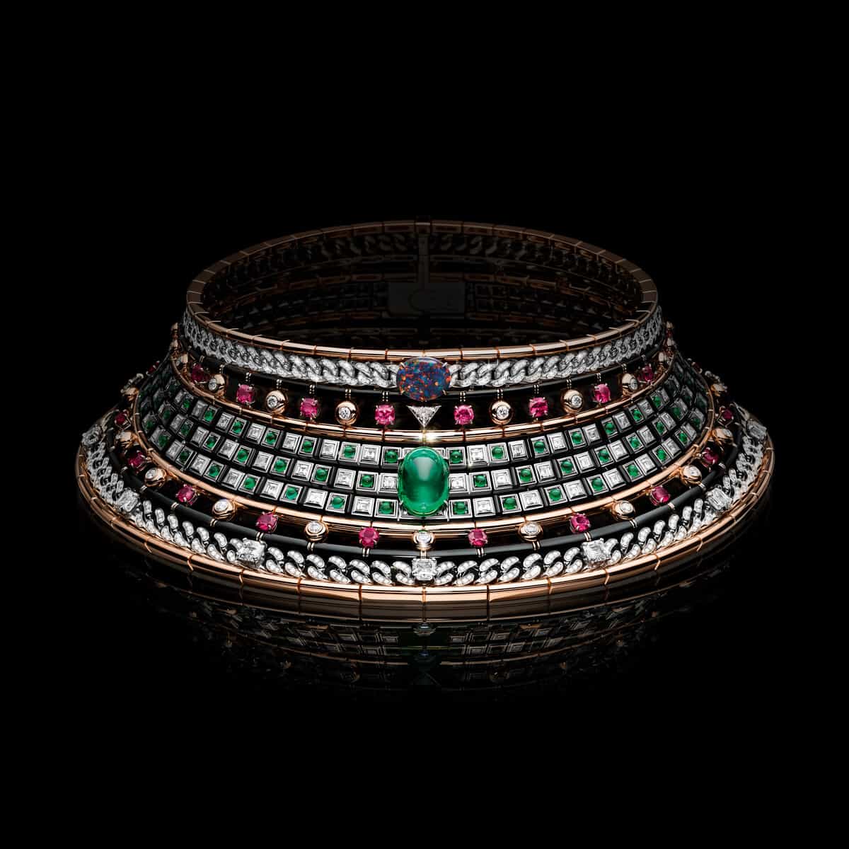 當建築思維進入珠寶語彙，〈Monumental〉系列應運而生。以 Damier 棋盤格為基底，工匠將祖母綠、黑蛋白石、紅寶石與縞瑪瑙如同馬賽克般逐一鑲嵌，合計320枚寶石支撐起高領式結構，耗時超過2,400小時完成。