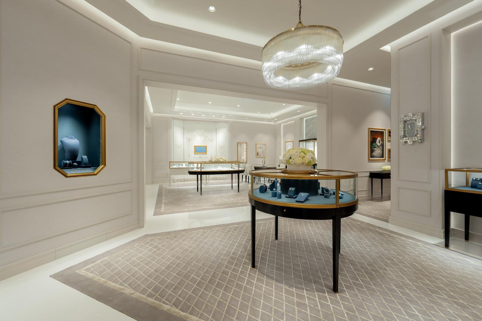 走進台北101二樓,全新專門店的空間設計讓人一眼難忘。義大利洞石外牆襯著黑金大門,延續紐約第五大道總店的摩登氣息;推門而入,星芒大理石地板與拋光白牆交錯映照,彷彿光影在空間中流轉。