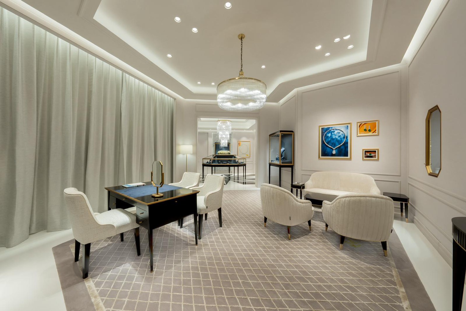 此次煥新不只是空間翻新,更像是品牌在台灣開啟的新篇章。店內特別規劃的隱密鑑賞室,讓藏家能在靜謐氛圍裡細細品味珠寶的光彩。