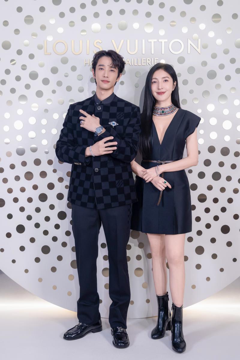 此次頂級珠寶展，LV 將超過200件、總值逾25億元的珍罕珠寶作品帶至台灣展出，且邀請到劉以豪與楊謹華，為展覽增添星光。劉以豪以簡約而俐落的格紋西裝亮相，胸前點綴〈Keeper〉藍寶石胸針，腕間則搭配〈Tambour Taiko Spin Time〉高級腕錶，展現低調卻充滿張力的男士珠寶風格。而楊謹華則選擇〈Monumental〉祖母綠頸鍊為造型焦點，搭配黑色極簡洋裝，將頸間的建築式珠寶映襯得更具氣場。
