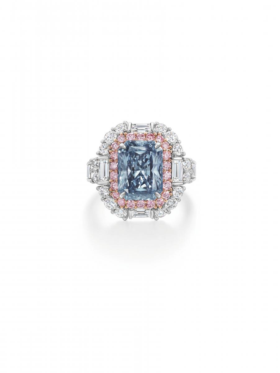 Hope 頂級珠寶系列取靈感自傳奇「希望之鑽」(Hope Diamond) ，以罕見藍鑽為主石，搭配層層粉鑽與鑽石環繞，宛如光暈綻放。這枚戒指同時匯聚最稀有的藍鑽與粉鑽，由紐約工坊珠寶大師純手工打造，展現品牌工藝極致。