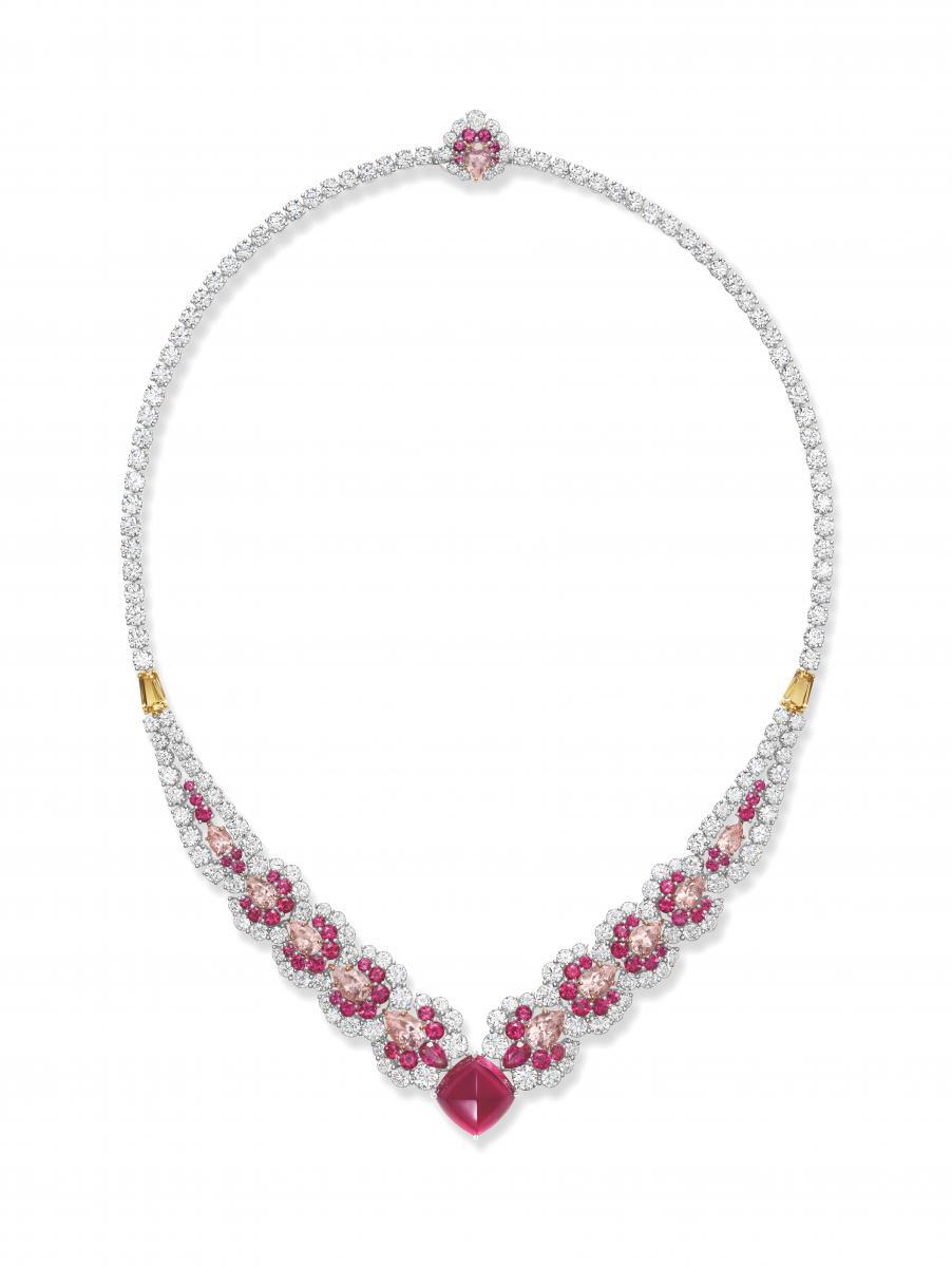 Majestic Escapes 頂級珠寶系列 Seville 項鍊,中央鑲嵌一顆約9.53克拉的紅寶石,周圍以64顆水滴型切工與圓形紅寶石交錯環繞;摩根石、托帕石與鑽石則鑲嵌於18K玫瑰金與鉑金之上。