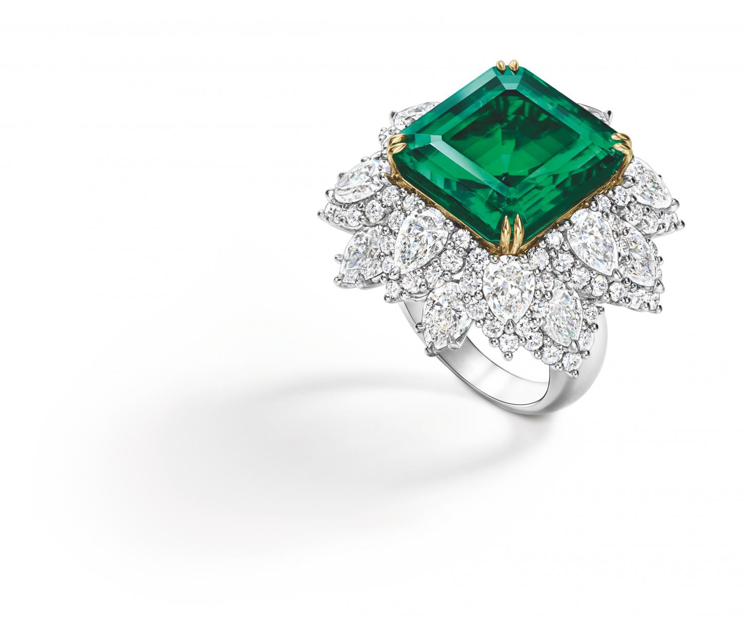 The Incredibles頂級珠寶系列 The Rockefeller-Winston 祖母綠鑽戒，18K黃金與鉑金鑲嵌重約18.03克拉的頂級哥倫比亞祖母綠，環繞108顆總重約10.70克拉的圓形明亮式與水滴型切工鑽石。