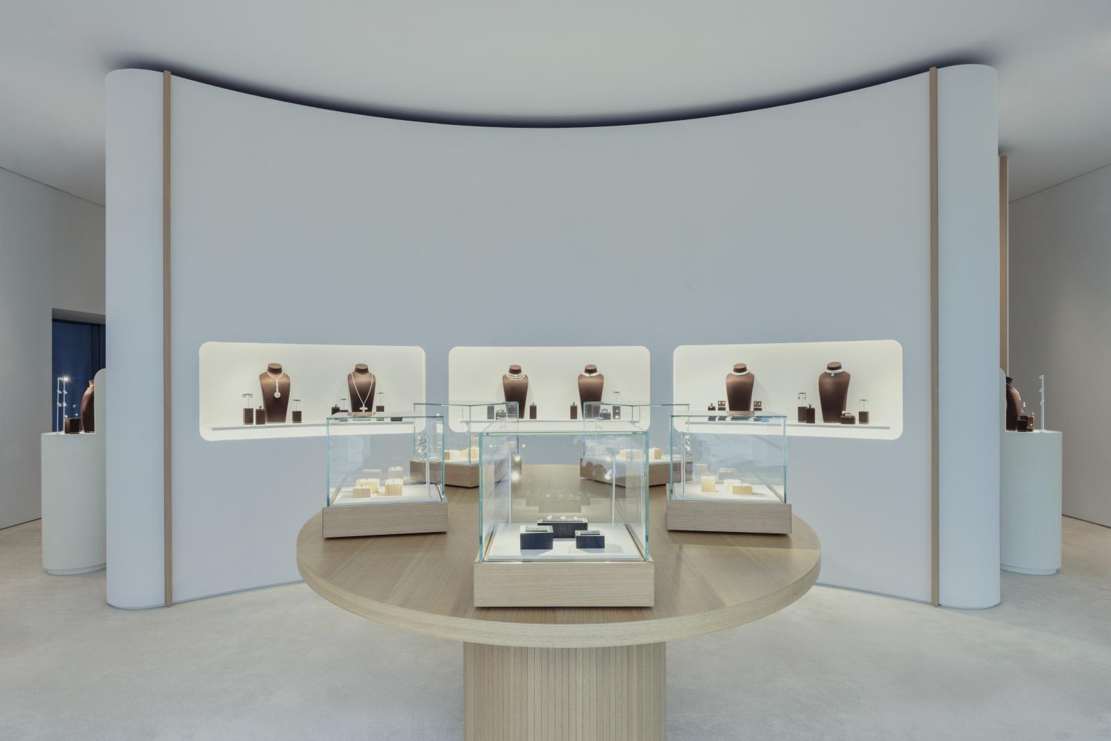 《匠藝之境 Virtuosity》最迷人的地方，在於它不僅展示了工匠對寶石的極致掌控，也折射出我們對生命的追問。珠寶雖以永恆材質鑄就，卻總與瞬間的故事緊密相連——一場相遇、一段記憶、一種情感的重量。路易威登透過工藝與設計，將這些抽象的渴望轉化為具象的光影。當我們凝視紅寶石或星形鑽石，見到的不只是價值，而是生命經驗的投射。在不斷變動的世界裡，唯有「匠藝」與「記憶」能留下真正的永恆。